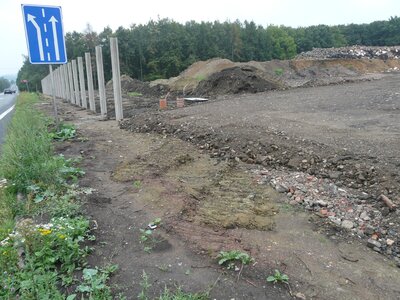 Výstavba monolitického plotu