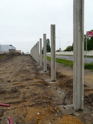 Výstavba monolitického plotu