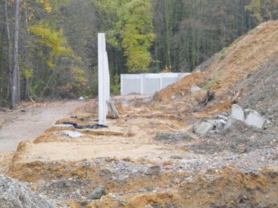 Výstavba monolitického plotu