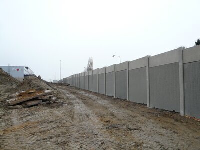 Výstavba monolitického plotu