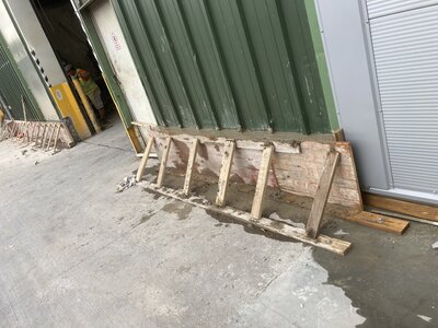 Betonové sokly na staré hale