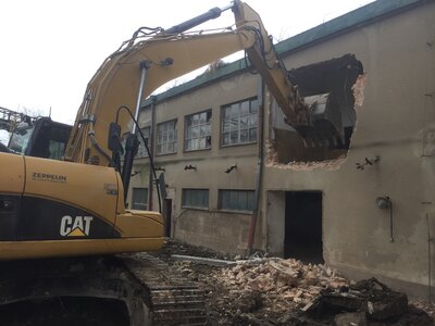 Demolice starého areálu
