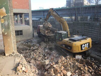 Demolice starého areálu