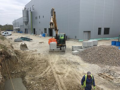 Opěrná zeď kolem elektrárenské vlečky v délce 180m