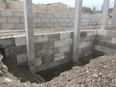 Opěrná zeď pomocná pro výrobní linku