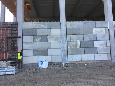 Opěrná zeď pomocná pro monolit lakovny