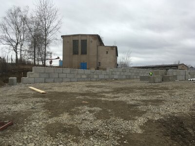 Opěrná zeď nad parkovištěm