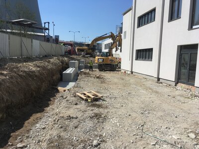 Opěrná zeď u kancelářské budovy