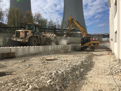 Opěrná zeď u kancelářské budovy