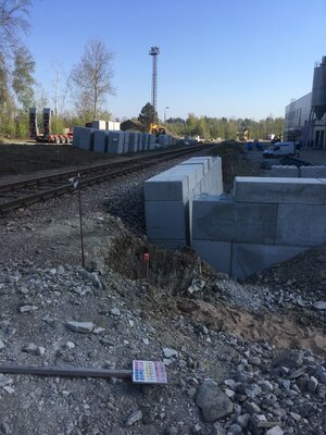 Opěrná zeď kolem elektrárenské vlečky v délce 180m