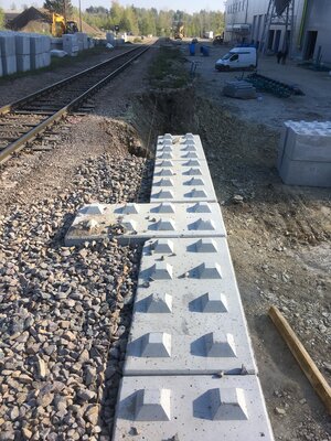 Opěrná zeď kolem elektrárenské vlečky v délce 180m