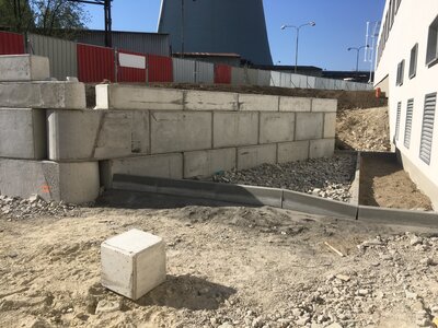 Opěrná zeď u kancelářské budovy