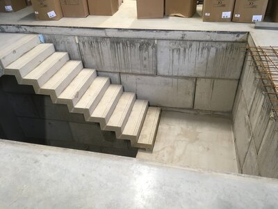 Opěrná zeď kolem schodiště