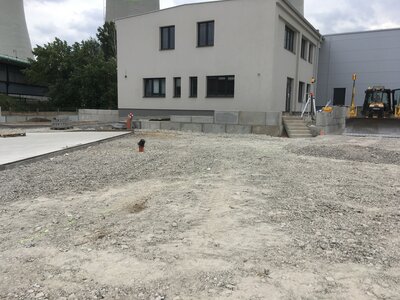 Opěrná zeď u kancelářské budovy