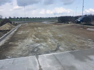 Konstrukční vrsty a železobetonový kryt parkoviště a skladové haly