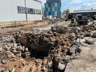 Úprava terénu kolem haly - demolice monolitů