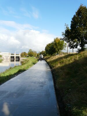 Betonový kryt cyklostezky u Hradce Králové