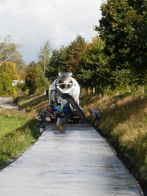 Betonový kryt cyklostezky u Hradce Králové