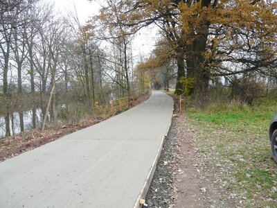 Betonový kryt cyklostezky u Sadské