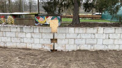 Spoj opěrných zdí