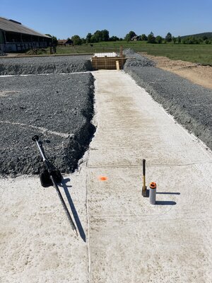 Základové pásy s vyznačeným tvarem pro stěnu