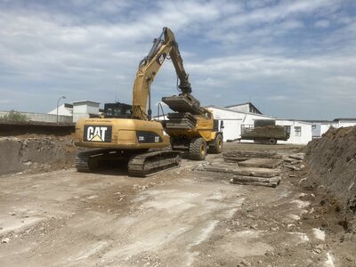 ZDV Krchleby - silážní žlab - demolice starého