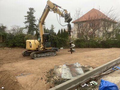 Tuchoraz - vrtání pilířů pro plot