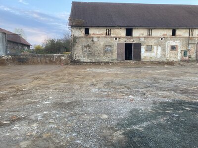 Dvůr - odtěžení vrstev a konstrukční násypy