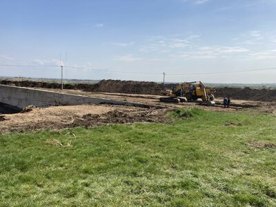 Starý a vedle budoucí silážní žlab