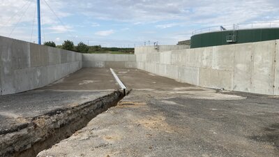 Opravené stěny a sběrný kanálek, drážka pro odvodnění, hotová betonová vrstva pod asfaltový kryt ( KSC )